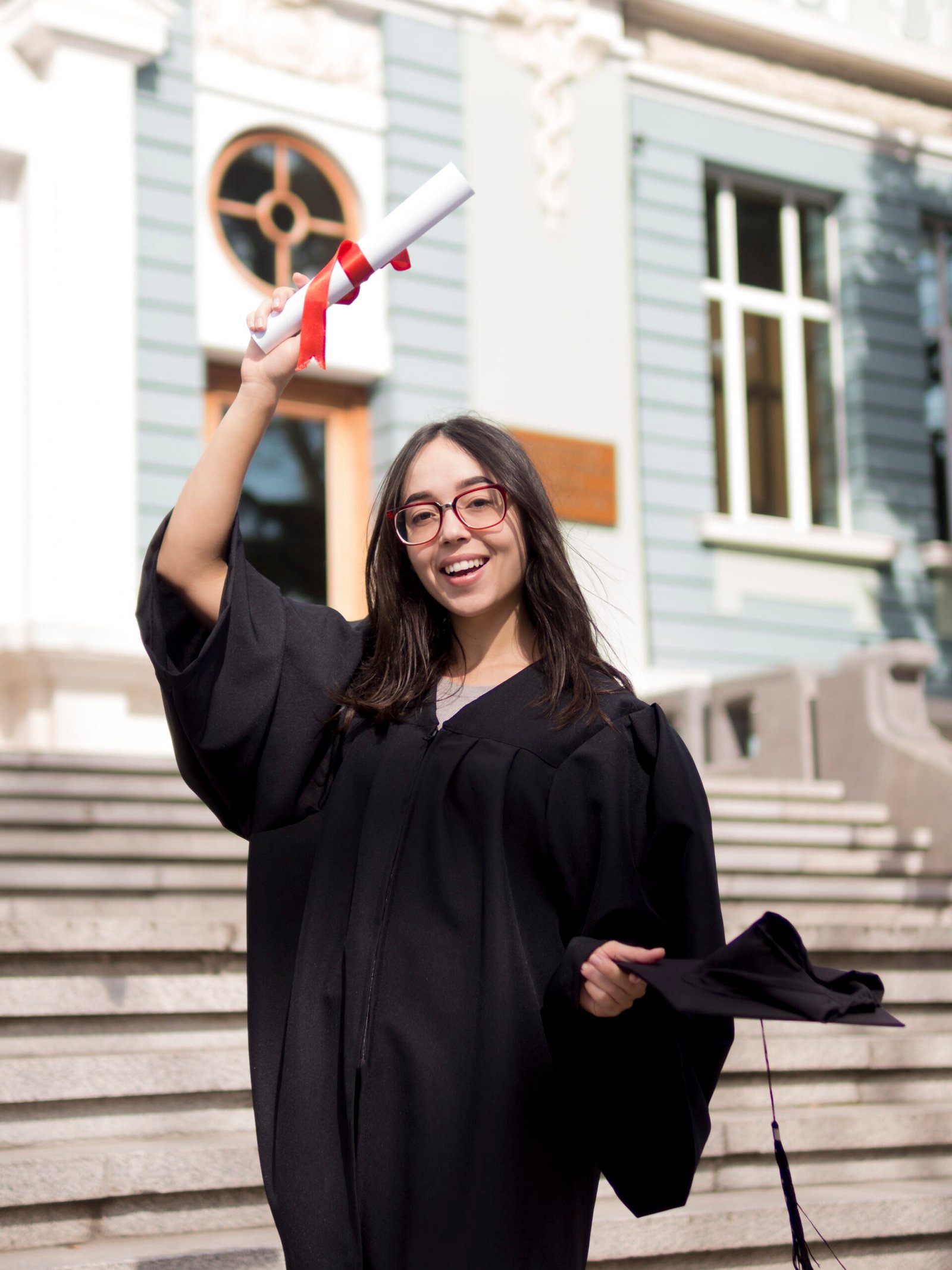 Estudiantes celebrando su graduación